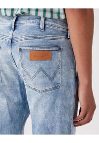 Wrangler - WRANGLER LARSTON MĘSKIE SPODNIE JEANSOWE DUSKY CLOUD W18SYJZ53 112331151