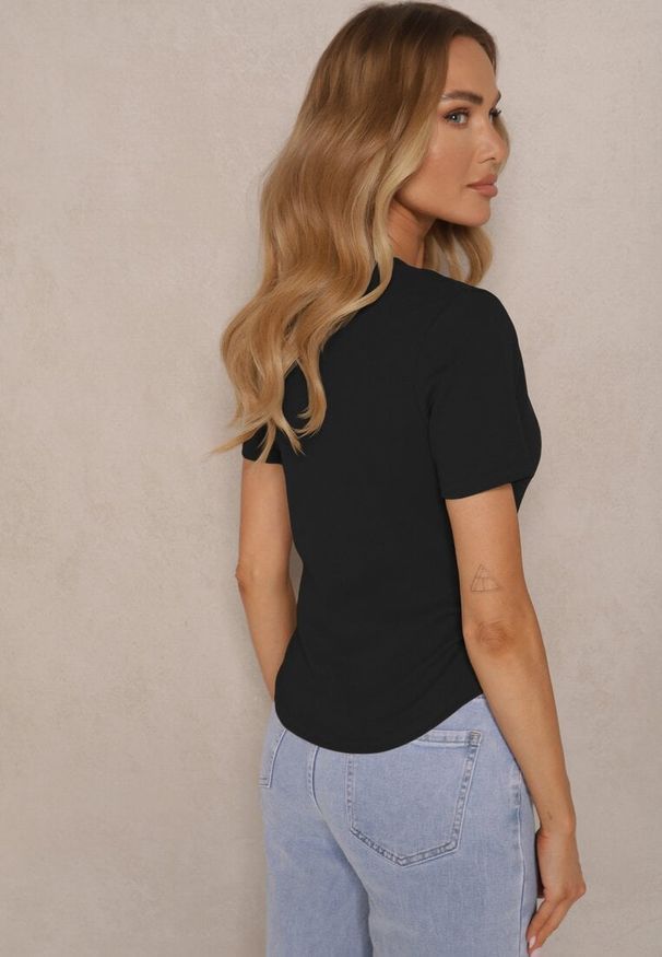 Renee - Czarny T-shirt z Bawełny z Łańcuszkiem i Marszczeniem Olisinia. Okazja: na co dzień. Kolor: czarny. Materiał: bawełna. Styl: glamour, casual