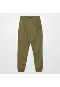 Cropp - Joggery high waist z łańcuchem - Khaki. Stan: podwyższony. Kolor: brązowy #1