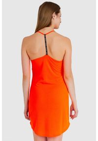 Guess - GUESS Pomarańczowa neonowa sukienka z trójkątnym logo. Kolor: pomarańczowy. Materiał: poliester. Wzór: nadruk