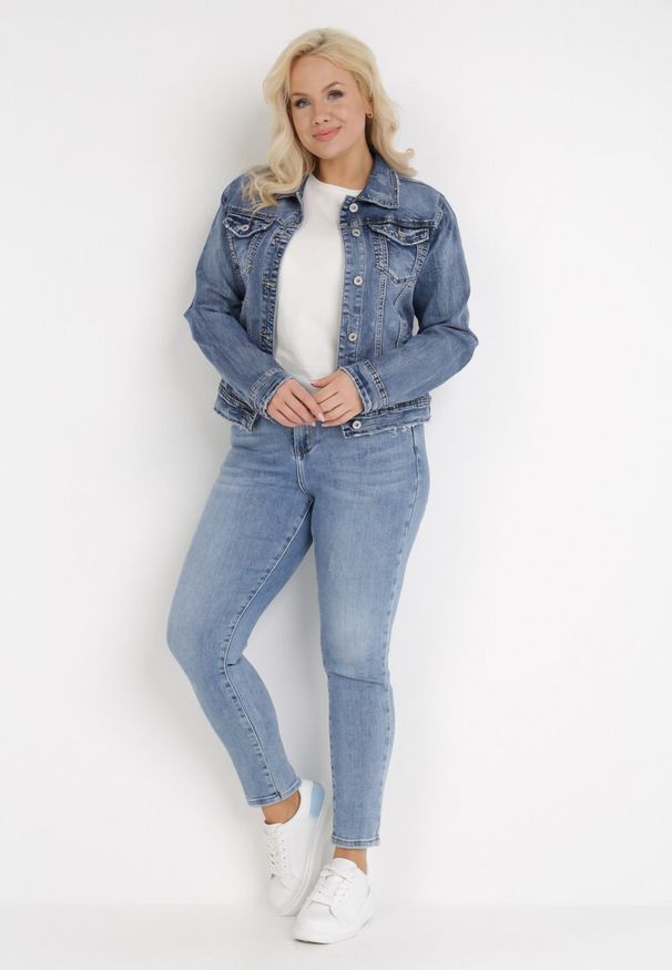 Born2be - Niebieska Kurtka Jeansowa Asoona. Kolekcja: plus size. Kolor: niebieski. Materiał: jeans. Długość rękawa: długi rękaw. Długość: krótkie. Wzór: aplikacja