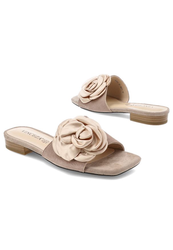 Klapki damskie Vinceza, cholewka ze skóry naturalnej zamszowej wsuwany fason, beżowe, 66947. Okazja: na co dzień. Kolor: beżowy. Materiał: skóra, zamsz. Wzór: aplikacja, kwiaty. Sezon: lato. Obcas: na obcasie. Styl: casual. Wysokość obcasa: niski