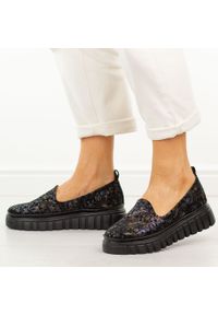 Czarne multi skórzane półbuty damskie Filippo Dp7703/26. Okazja: na co dzień. Nosek buta: okrągły. Zapięcie: bez zapięcia. Kolor: czarny. Szerokość cholewki: normalna. Wzór: kwiaty. Materiał: skóra. Sezon: wiosna, jesień. Styl: casual, elegancki #1