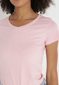 Born2be - Jasnoróżowy T-shirt Nysalphia. Kolor: różowy. Materiał: bawełna, dzianina, elastan. Długość rękawa: krótki rękaw. Długość: krótkie. Styl: klasyczny #5