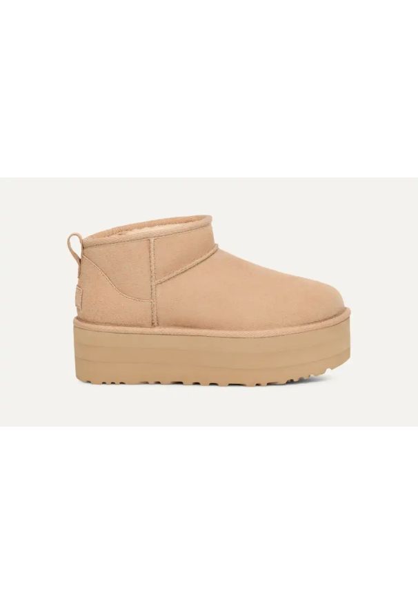 Ugg - Buty zimowe damskie UGG W CLASSIC ULTRA MINI PLATFORM. Okazja: na co dzień. Kolor: beżowy. Materiał: lyocell, poliester, materiał, zamsz, wełna. Szerokość cholewki: normalna. Wzór: aplikacja. Sezon: zima. Obcas: na platformie. Styl: klasyczny, casual