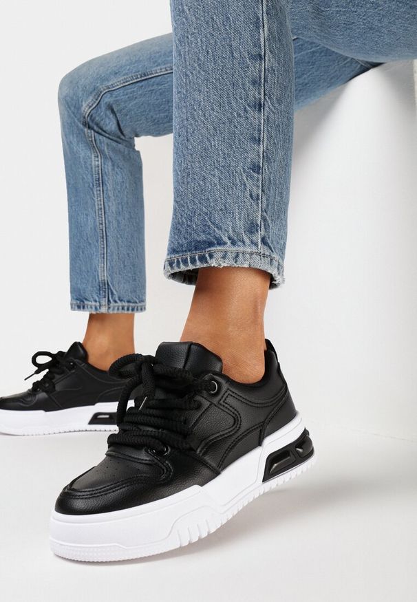 Born2be - Czarne Sneakersy z Grubymi Sznurowadłami i Platformą Onaess. Kolor: czarny. Obcas: na platformie