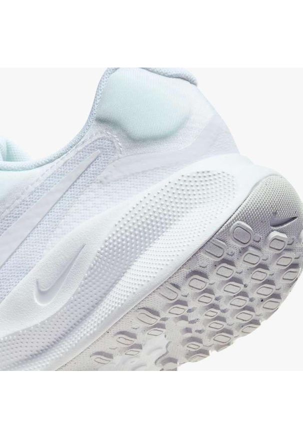 Buty do biegania damskie Nike Revolution 7. Zapięcie: sznurówki. Kolor: biały. Materiał: syntetyk, tkanina, materiał. Szerokość cholewki: normalna. Model: Nike Revolution. Sport: turystyka piesza