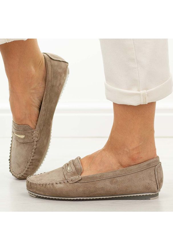 D.Brązowe skórzane mokasyny damskie S.Barski 7029. Okazja: na co dzień, na spacer. Nosek buta: okrągły. Zapięcie: bez zapięcia. Kolor: brązowy. Materiał: skóra, zamsz. Szerokość cholewki: normalna. Sezon: wiosna, lato, jesień. Styl: casual, klasyczny, elegancki