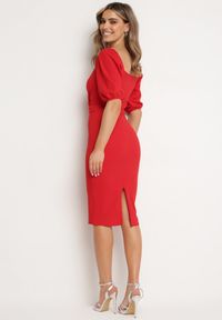 Born2be - Czerwona Sukienka Dopasowana z Paskiem i Klamrą w Talii oraz Bufiastymi Rękawami Lurdia. Okazja: na ślub cywilny, na wesele. Kolor: czerwony. Wzór: aplikacja. Styl: elegancki #4