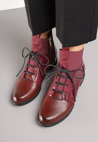 Born2be - Bordowe Botki Vices Typu Trzewiki ze Wzorem w Stylu Krokodyla Alerriva. Okazja: na co dzień. Zapięcie: zamek. Kolor: czerwony. Materiał: jeans, skóra. Styl: casual, elegancki