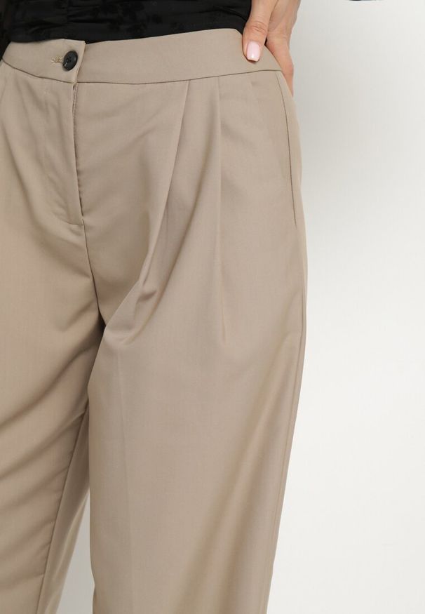 Born2be - Beżowe Szerokie Spodnie Garniturowe High Waist Nalinas. Okazja: do pracy. Stan: podwyższony. Kolor: beżowy. Wzór: aplikacja. Styl: klasyczny, elegancki