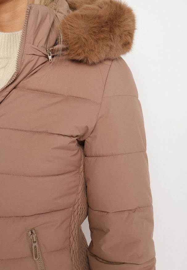 Born2be - Brązowa Pikowana Kurtka o Taliowanym Kroju z Kapturem z Futerkiem Tinessa. Okazja: na spacer, na co dzień. Typ kołnierza: kaptur. Kolor: brązowy. Materiał: futro. Sezon: zima. Styl: casual