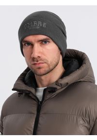 Ombre Clothing - Męska dzianinowa czapka beanie z haftowanym napisem – grafitowa V2. Kolor: szary. Materiał: dzianina. Wzór: napisy, haft. Styl: elegancki, casual