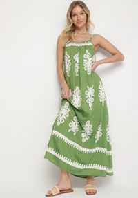 Born2be - Zielona Sukienka o Rozkloszowanym Kroju na Ramiączkach w Etniczny Wzór Revoniae. Okazja: na co dzień. Typ kołnierza: dekolt w kształcie V. Kolor: zielony. Długość rękawa: na ramiączkach. Styl: elegancki, casual #1