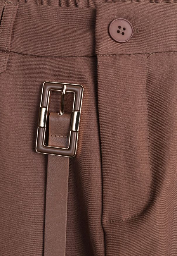 Born2be - Brązowe Szorty Typu Bermudy z Paskiem i Prostokątną Klamrą Tinalora. Okazja: na co dzień. Kolor: brązowy. Sezon: lato. Styl: casual, elegancki