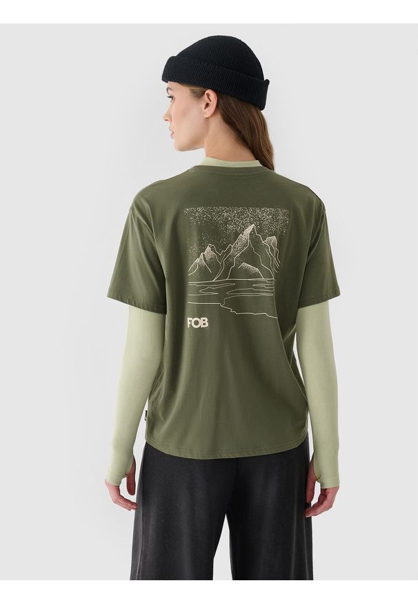 4f - 4F T-shirt regular z nadrukiem damski - khaki M. Okazja: na co dzień. Kolor: oliwkowy, wielokolorowy, brązowy. Materiał: skóra, jersey, dzianina, bawełna, materiał. Długość rękawa: krótki rękaw. Długość: krótkie. Wzór: nadruk. Styl: sportowy, klasyczny, casual
