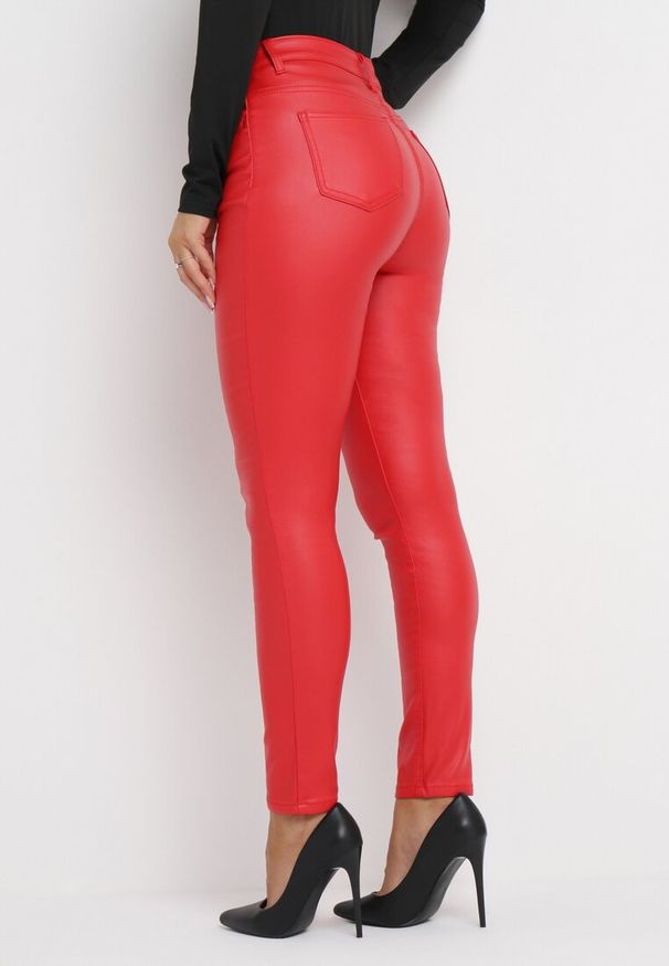 Born2be - Czerwone Spodnie Skinny z Imitacji Skóry Daciss. Kolor: czerwony. Materiał: skóra