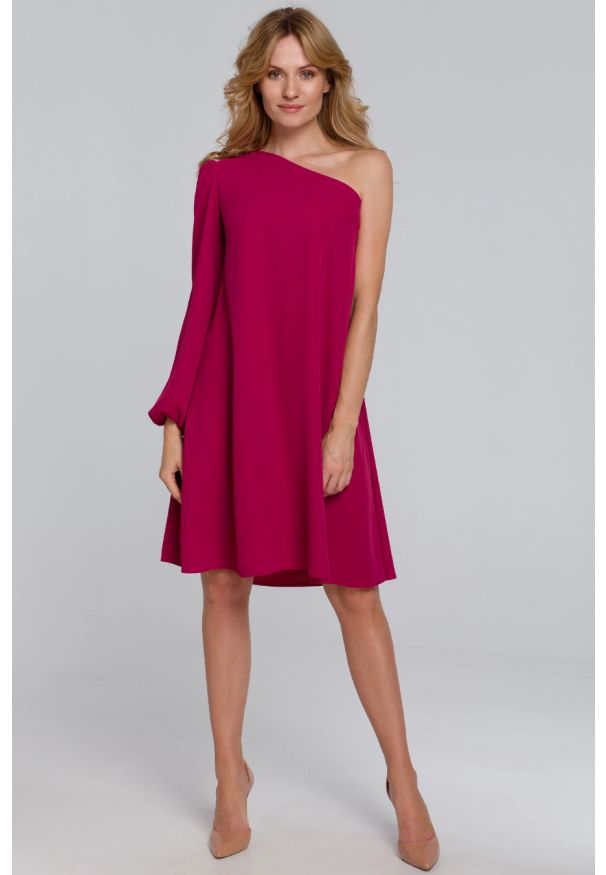 Sukienki.shop - Asymetryczna sukienka na jedno ramię trapezowa fioletowa. Okazja: na ślub cywilny, na wesele, na imprezę. Kolor: fioletowy. Typ sukienki: trapezowe, asymetryczne. Styl: wizytowy