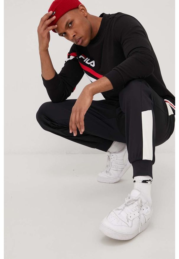 Fila bluza męska kolor czarny z aplikacją. Okazja: na co dzień. Kolor: czarny. Wzór: aplikacja. Styl: casual