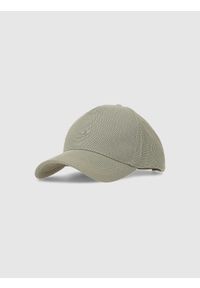 4f - Czapka z daszkiem strapback uniseks - khaki. Kolor: oliwkowy, brązowy, wielokolorowy. Materiał: syntetyk, materiał. Wzór: haft. Sezon: lato. Styl: sportowy, klasyczny #1