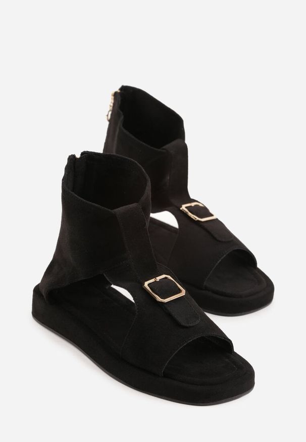 Renee - Czarne Sandały Typu Botki Ozdobione Metaliczną Klamrą z Przodu Adrasaia. Zapięcie: klamry. Kolor: czarny. Wzór: aplikacja. Sezon: lato