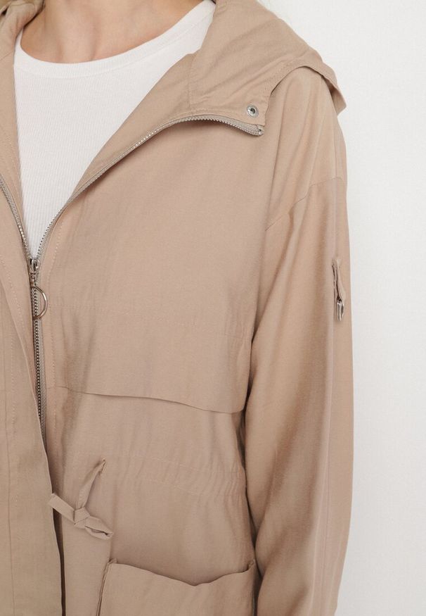 Born2be - Jasnobeżowa Kurtka Parka z Nieodpinanym Kapturem i Troczkiem w Pasie Mevarie. Okazja: na co dzień. Kolor: beżowy. Materiał: jeans. Wzór: aplikacja. Styl: casual, sportowy