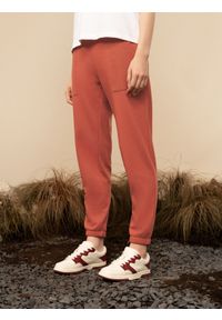 outhorn - Spodnie dresowe joggery damskie Outhorn - czerwone. Kolor: czerwony. Materiał: dresówka