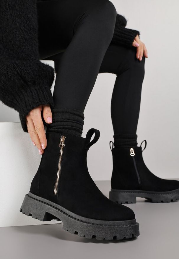 Born2be - Czarne Botki na Grubej Podeszwie z Ozdobną Tasiemką Cudrey. Okazja: na co dzień. Kolor: czarny. Styl: casual