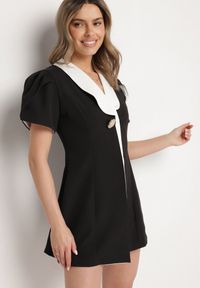 Born2be - Czarna Sukienka w Stylu Retro z Biżuteryjną Broszką i Ozdobnymi Rękawami Tilanea. Okazja: na co dzień. Typ kołnierza: dekolt w kształcie V. Kolor: czarny. Styl: retro #4