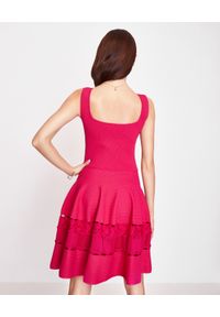 Alexander McQueen - ALEXANDER MCQUEEN - Różowa sukienka mini. Typ kołnierza: dekolt kwadratowy. Kolor: różowy, wielokolorowy, fioletowy. Materiał: prążkowany, materiał. Długość rękawa: na ramiączkach. Wzór: aplikacja, haft. Typ sukienki: rozkloszowane. Styl: wizytowy. Długość: mini #4