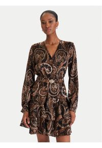 Guess Sukienka codzienna W5BK53 W2770 Brązowy Regular Fit. Okazja: na co dzień. Kolor: brązowy. Materiał: wiskoza. Typ sukienki: proste. Styl: casual