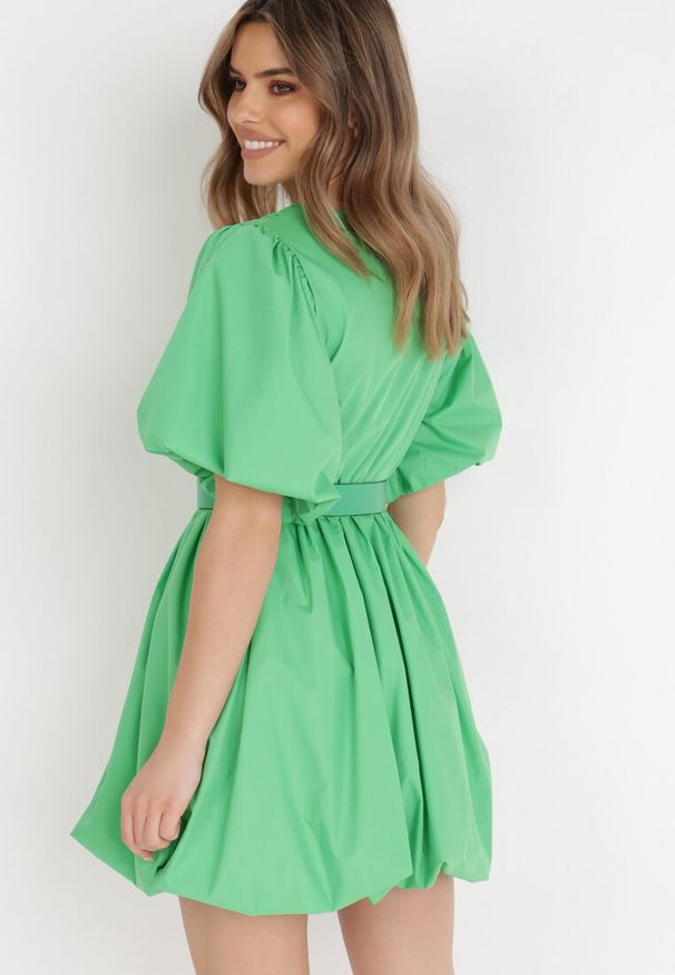Born2be - Zielona Sukienka z Paskiem Moniphae. Typ kołnierza: dekolt kopertowy. Kolor: zielony. Wzór: gładki, jednolity. Sezon: lato. Typ sukienki: rozkloszowane, kopertowe. Długość: mini
