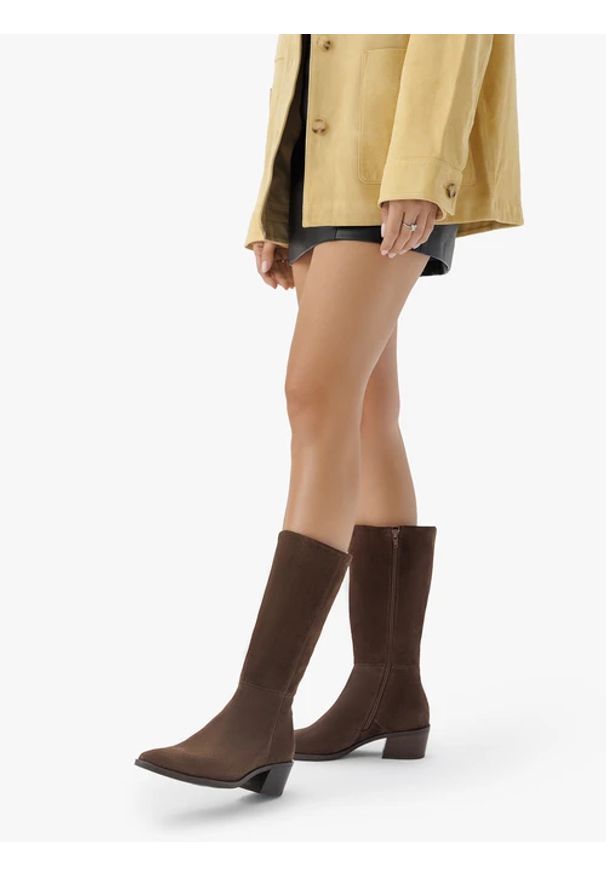 Ryłko - Ciemnobrązowe kozaki na słupku. Wysokość cholewki: przed kolano. Zapięcie: zamek. Kolor: brązowy. Materiał: welur, skóra. Szerokość cholewki: normalna. Obcas: na słupku. Styl: street, elegancki. Wysokość obcasa: średni
