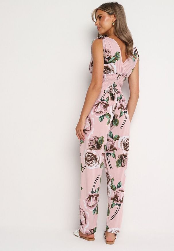 Born2be - Jasnoróżowy Taliowany Kombinezon w Kwiaty z Długimi Nogawkami Renivia. Okazja: na co dzień. Kolor: różowy. Długość: długie. Wzór: kwiaty. Styl: casual, street