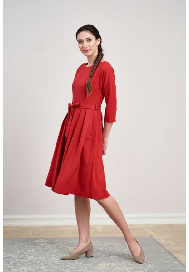 Marie Zélie - Sukienka Andrea krepa wiskozowa malinowa czerwień. Kolor: czerwony, różowy, wielokolorowy. Materiał: wiskoza. Typ sukienki: rozkloszowane. Styl: klasyczny