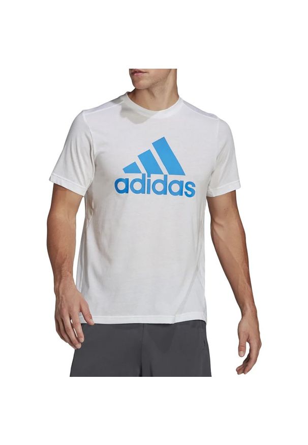 Adidas - Koszulka adidas Aeroready Designed 2 Move Feelready Sport Logo HF7167 - biała. Kolor: biały. Materiał: materiał, bawełna, dresówka, poliester. Długość rękawa: krótki rękaw. Długość: krótkie. Sport: fitness