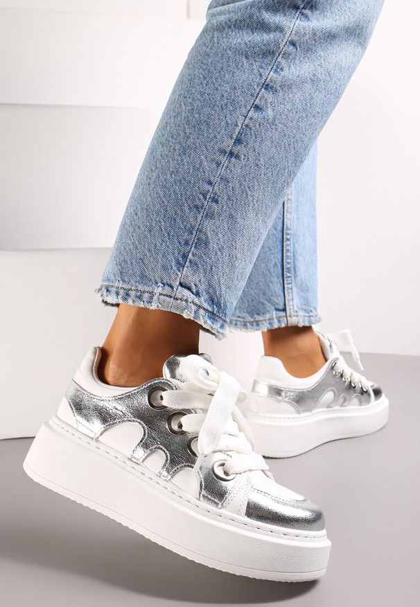 Renee - Biało-Srebrne Sneakersy na Platformie Schiltes. Nosek buta: okrągły. Zapięcie: sznurówki. Kolor: srebrny. Materiał: materiał. Sezon: jesień, wiosna. Obcas: na platformie. Wysokość obcasa: niski