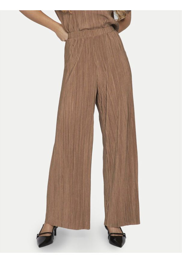 Vila Spodnie materiałowe Plisa 14089681 Brązowy Regular Fit. Kolor: brązowy. Materiał: syntetyk, wiskoza