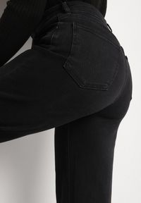 Born2be - Czarne Jeansy o Szerokim Kroju z Regularnym Stanem Isomara. Okazja: na co dzień. Kolor: czarny. Styl: casual, elegancki