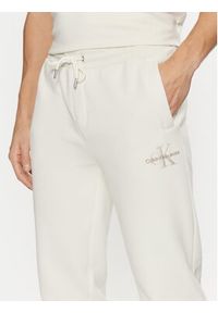 Calvin Klein Jeans Spodnie dresowe Monologo Hwk Pant J30J325658 Écru Regular Fit. Materiał: syntetyk #4