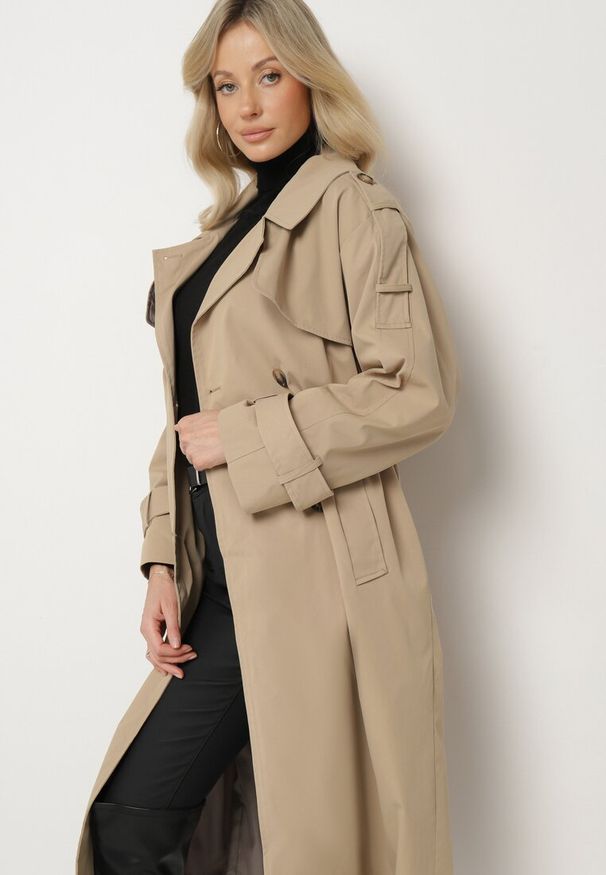 Born2be - Ciemnobeżowy Dwurzędowy Płaszcz Trencz z Wiązanym Paskiem Rozcięciem i Klapą Terezi. Okazja: na co dzień. Kolor: beżowy. Materiał: jeans. Styl: casual, elegancki, klasyczny