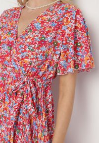 Born2be - Czerwona Rozkloszowana Sukienka w Kwiaty z Kopertowym Dekoltem Plisowana Lanasira. Kolor: czerwony. Wzór: kwiaty. Typ sukienki: kopertowe #4