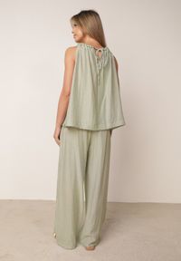 Born2be - Zielony Bawełniano-Lniany Komplet Letni Spodnie i Bluzka z Warkoczowym Detalem Domia. Kolor: zielony. Materiał: len, bawełna. Wzór: ze splotem #3