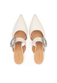 Kazar - Białe klapki z tkaniny zdobione klamrą z cyrkoniami. Okazja: na ślub cywilny, na wesele. Nosek buta: okrągły. Kolor: biały. Materiał: tkanina. Wzór: aplikacja. Obcas: na obcasie. Styl: klasyczny. Wysokość obcasa: średni #3