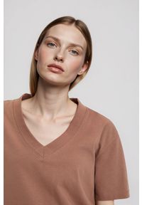 MOODO - T-shirt z dekoltem w serek beżowy. Typ kołnierza: dekolt w serek. Kolor: beżowy. Materiał: bawełna, elastan #1