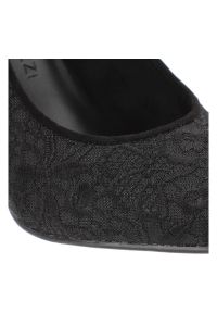 Czarne Czółenka Marco Tozzi Eleganckie Buty Na Obcasie. Zapięcie: bez zapięcia. Kolor: czarny. Szerokość cholewki: normalna. Wzór: koronka. Materiał: skóra ekologiczna, tiul, materiał, koronka. Sezon: lato. Obcas: na obcasie. Styl: elegancki. Wysokość obcasa: średni