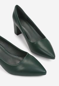 Born2be - Zielone Czółenka Bealuen. Nosek buta: szpiczasty. Kolor: zielony. Wzór: bez wzorów, gładki. Obcas: na obcasie. Styl: klasyczny, elegancki. Wysokość obcasa: średni #5