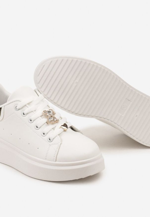 Born2be - Biało-Czarne Sneakersy za Kostkę na Grubej Podeszwie z Cyrkoniami i Metalowymi Aplikacjami Helalia. Okazja: na co dzień. Wysokość cholewki: za kostkę. Kolor: biały. Materiał: jeans. Wzór: aplikacja