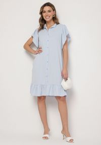Born2be - Jasnoniebieska Sukienka Koszulowa z Guzikami i Falbankami Tenalena. Okazja: na co dzień. Typ kołnierza: kołnierz z falbankami. Kolor: niebieski. Typ sukienki: koszulowe. Styl: elegancki, casual, sportowy #6
