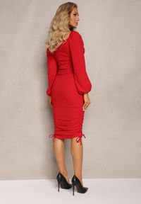 Renee - Czerwona Dopasowana Sukienka z Szerokimi Rękawami i Ściągaczami Vercjoza. Kolor: czerwony. Wzór: aplikacja